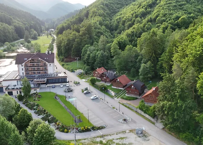 Pod Horou بيت للعطل Valča